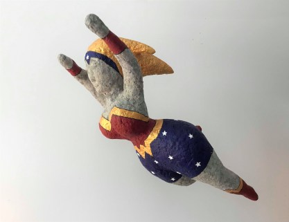 wonder super woman papier maché sculpture peinture vieille morue 10