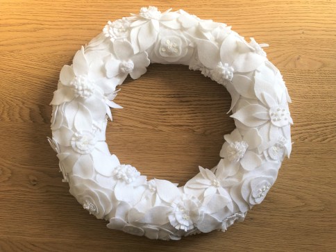 purl soho winter wreath christmas sew sewing embroidery couronne noël hiver couture feutrine broderie sequin perles vieille morue 1