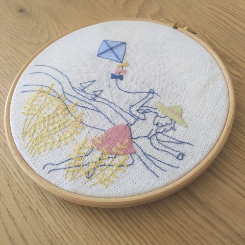 vent d'été marion romain broderie embroidey dmc femme cerf volant mondial tissu tambour motif broder vieille morue 3